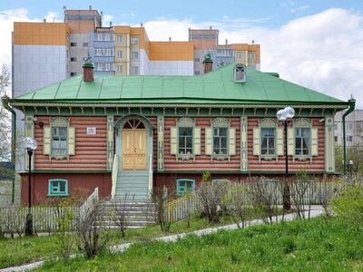 Это единственный в Сургуте памятник архитектуры рубежа XIX-XX веков, сохранившейся на своем историческом месте. Здание представляет собой характерный образец сибирского деревянного зодчества конца XIX века. Дом был построен сургутским торгующим мещанином Галактионом Степановичем Клепиковым. 