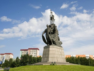 Идея создания памятника родилась в 1994 году, в дни празднования 400-летия Сургута. Тогда же на кольцевой развязке установили мемориальный гранитный камень с табличкой: «Здесь будет сооружён памятник основателям города Сургута».